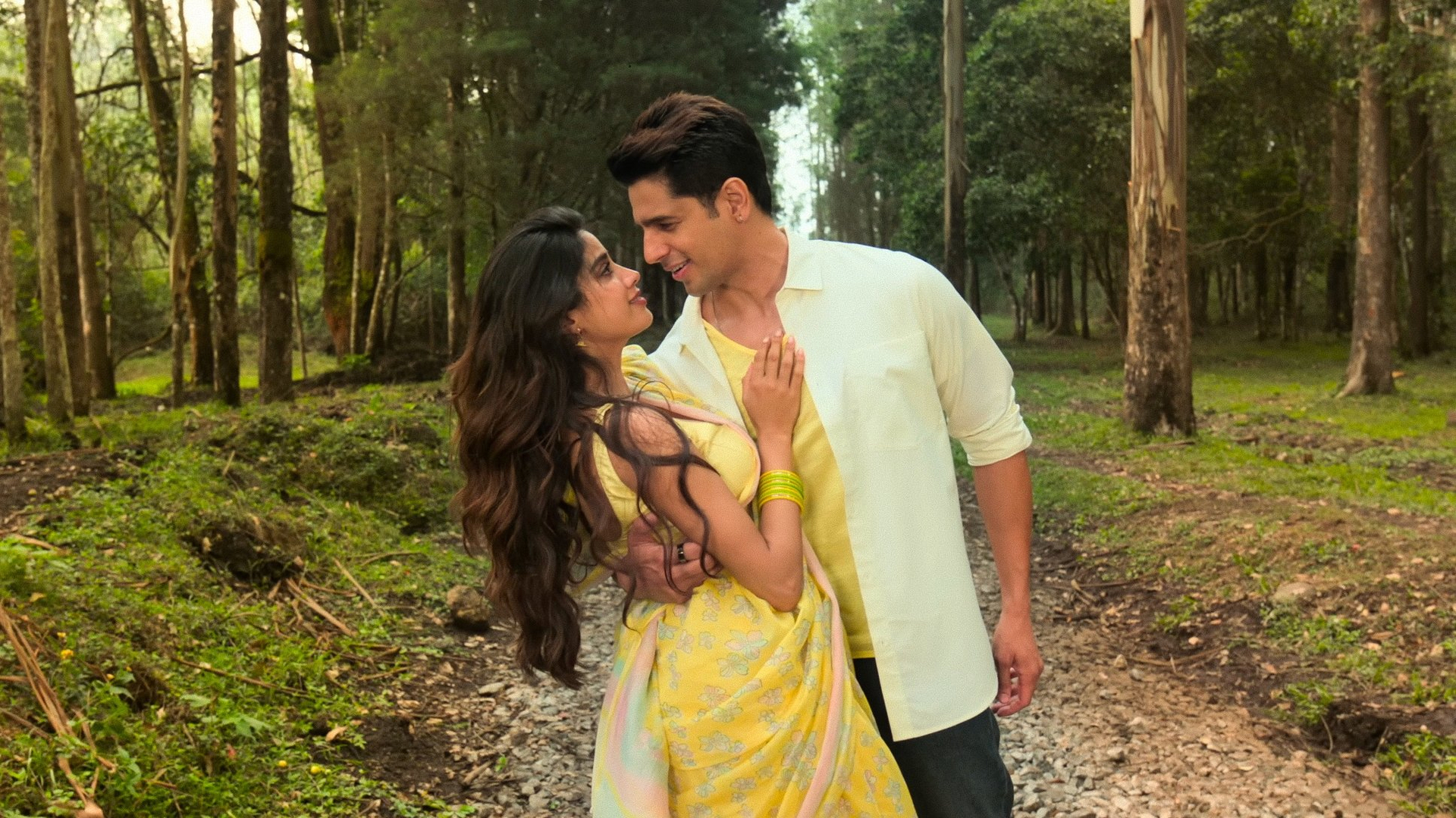 Param Sundari (2025) Movie Screenshot (3) Param Sundari (2025) Movie Screenshot (3)